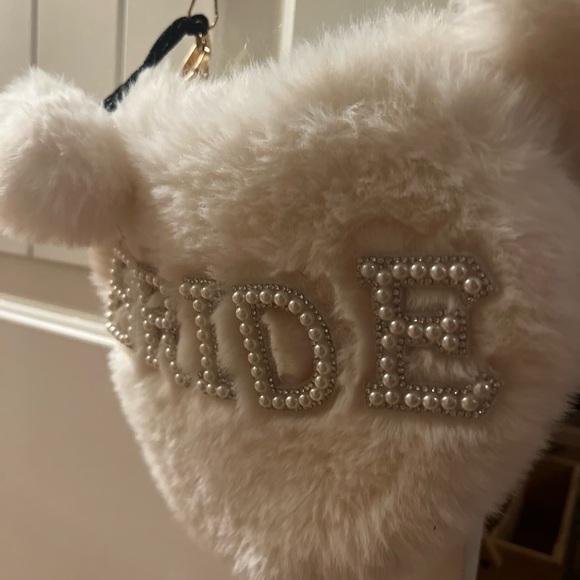 Fuzzy Heart Shaped Pearled Bride Purse - Picture 6 of 6